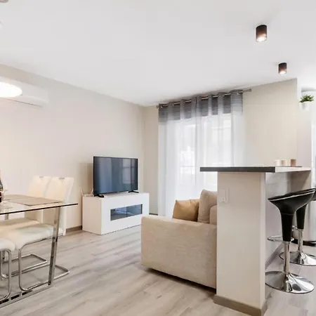 Exquisite Coastal Vista Apartment, With Balcony Apartment *