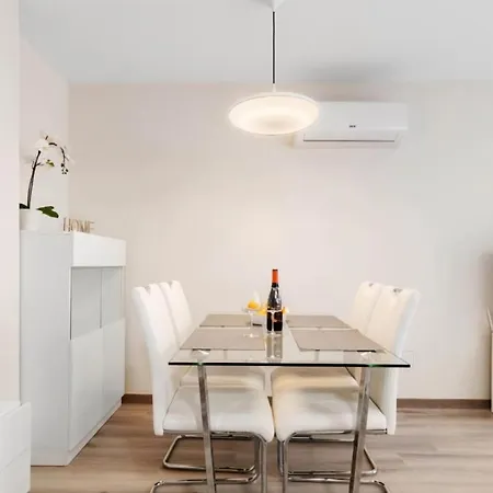 Exquisite Coastal Vista Apartment, With Balcony Apartment Torrevieja
